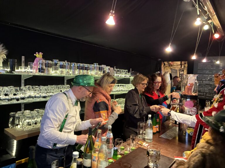 Grüner Fasnetsbesen mit Franziska Brantner